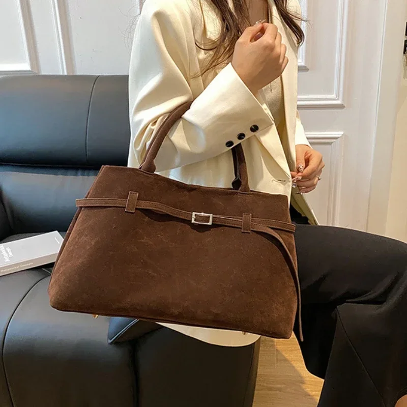 Women Bags Sale - Женская сумка с декоративным дизайном и